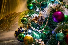 Composição festiva do Natal, decorações na árvore de Natal, caixas de presente, empacotamento e ouropel e grânulos de prata Brinq imagem de stock royalty free Composição festiva do Natal, decorações na árvore de Natal, caixas de presente, empacotamento e ouropel e grânulos de prata Brinq imagem de stock royalty free