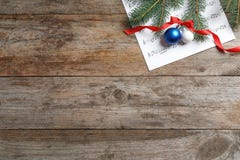 Composição lisa da configuração com decorações do Natal e folha de música imagens de stock Composição lisa da configuração com decorações do Natal e folha de música imagens de stock