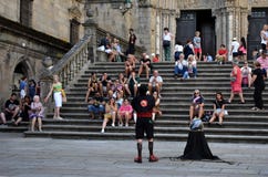 compostela de Santiago Spain Sierpień 2018 Katedra i juggler, lata Fest A juggler wykonujemy w Platerias kwadracie fotografia royalty free compostela de Santiago Spain Sierpień 2018 Katedra i juggler, lata Fest A juggler wykonujemy w Platerias kwadracie fotografia royalty free