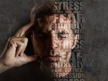 Composto da depressão com palavras como a dor e a ansiedade compostas na cara do esforço do homem triste novo e do sentimento de imagem de stock royalty free Composto da depressão com palavras como a dor e a ansiedade compostas na cara do esforço do homem triste novo e do sentimento de imagem de stock royalty free