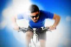 Composto di giovane mountain bike aggressivo di guida dell'uomo di sport nella vista frontale immagine stock libera da diritti Composto di giovane mountain bike aggressivo di guida dell'uomo di sport nella vista frontale immagine stock libera da diritti