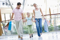 Compra da família na alameda foto de stock Compra da família na alameda foto de stock