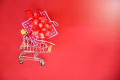 Compras de día de San Valentín y caja del rosa de la caja de regalo actual con el arco rojo de la cinta el día de fiesta de la Fe imagen de archivo libre de regalías Compras de día de San Valentín y caja del rosa de la caja de regalo actual con el arco rojo de la cinta el día de fiesta de la Fe imagen de archivo libre de regalías