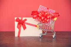 Compras de día de San Valentín y caja de regalo de la tarjeta de regalo/actual caja rosada con el arco rojo de la cinta en el car fotos de archivo libres de regalías Compras de día de San Valentín y caja de regalo de la tarjeta de regalo/actual caja rosada con el arco rojo de la cinta en el car fotos de archivo libres de regalías