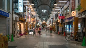Compras no identificadas de la muchedumbre en el mercado del templo de Asakusa para los recuerdos en el templo de Asakusa Sensoji fotos de archivo libres de regalías Compras no identificadas de la muchedumbre en el mercado del templo de Asakusa para los recuerdos en el templo de Asakusa Sensoji fotos de archivo libres de regalías