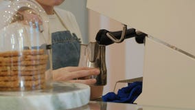 Compratore sceglie squisito Giovane ragazza attraente, buys della donna nella caffetteria o pasticcerie, dolci, dolce, maccherone stock footage Compratore sceglie squisito Giovane ragazza attraente, buys della donna nella caffetteria o pasticcerie, dolci, dolce, maccherone stock footage