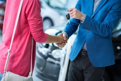 Compre o carro novo Imagens de Stock Royalty Free Compre o carro novo Imagens de Stock Royalty Free