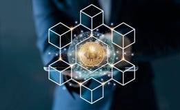 Compressa commovente dell'uomo d'affari Cryptocurrency di Bitcoin con la connessione di rete del blockchain ed icona del microcir fotografie stock libere da diritti Compressa commovente dell'uomo d'affari Cryptocurrency di Bitcoin con la connessione di rete del blockchain ed icona del microcir fotografie stock libere da diritti