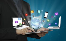 Compressa commovente della mano di affari con le icone e il commun sociali di media Immagini Stock Libere da Diritti Compressa commovente della mano di affari con le icone e il commun sociali di media Immagini Stock Libere da Diritti