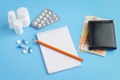 Compresse, pillole, capsule, pillole con la matita e le banconote di 50 euro immagini stock libere da diritti Compresse, pillole, capsule, pillole con la matita e le banconote di 50 euro immagini stock libere da diritti