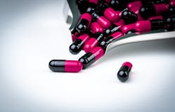 comprimidos Cor-de-rosa-pretos da cápsula na bandeja da droga Resistência de droga dos antibióticos Cuidados médicos globais Comp fotos de stock comprimidos Cor-de-rosa-pretos da cápsula na bandeja da droga Resistência de droga dos antibióticos Cuidados médicos globais Comp fotos de stock