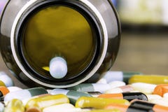 Comprimidos ou cápsulas da medicina no fundo de madeira Prescrição da droga para a medicamentação do tratamento fotos de stock Comprimidos ou cápsulas da medicina no fundo de madeira Prescrição da droga para a medicamentação do tratamento fotos de stock