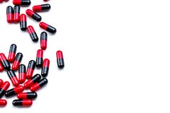 comprimidos Vermelho-pretos da cápsula espalhados no fundo branco Uso da droga antibiótica com razoável Indústria farmacêutica ph imagens de stock comprimidos Vermelho-pretos da cápsula espalhados no fundo branco Uso da droga antibiótica com razoável Indústria farmacêutica ph imagens de stock