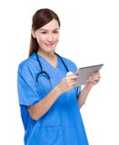 Comprimé d'utilisation de femme de docteur Photo stock Comprimé d'utilisation de femme de docteur Photo stock