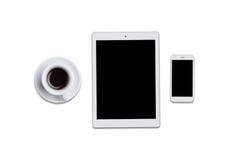 Comprimé d'écran vide, téléphone intelligent et tasse de café d'isolement au-dessus du fond blanc Vue supérieure des instruments image stock Comprimé d'écran vide, téléphone intelligent et tasse de café d'isolement au-dessus du fond blanc Vue supérieure des instruments image stock