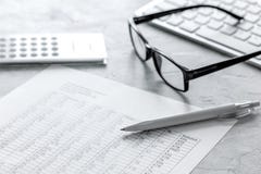 comptabilité d'impôts avec la calculatrice dans l'espace de travail de bureau sur la vue supérieure de fond en pierre de bureau Image stock comptabilité d'impôts avec la calculatrice dans l'espace de travail de bureau sur la vue supérieure de fond en pierre de bureau Image stock