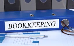 Comptabilité - reliure bleue avec le texte dans le bureau image stock Comptabilité - reliure bleue avec le texte dans le bureau image stock