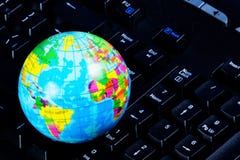 Computador que computa, conectividade global, world wide web Rede global - computadores da rede e do usuário ao vzaimodeystviya O foto de stock Computador que computa, conectividade global, world wide web Rede global - computadores da rede e do usuário ao vzaimodeystviya O foto de stock