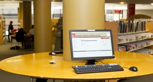 Computer delle biblioteche immagine stock Computer delle biblioteche immagine stock