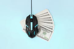 Black computer mouse on many hundred dollar bills stock photography Black computer mouse on many hundred dollar bills stock photography