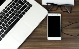 Computer portatile, smartphone, cuffie e vetri moderni immagine stock Computer portatile, smartphone, cuffie e vetri moderni immagine stock