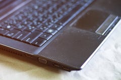 Computer sulla tavola e sui vetri disposti sulla tavola immagini stock libere da diritti Computer sulla tavola e sui vetri disposti sulla tavola immagini stock libere da diritti