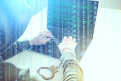 Computerprivatlebenangriff Hackerprogrammiererblick auf Schirm und schreibt gewaltsam die Programmcode-Kerbeninformationen lizenzfreies stockfoto Computerprivatlebenangriff Hackerprogrammiererblick auf Schirm und schreibt gewaltsam die Programmcode-Kerbeninformationen lizenzfreies stockfoto