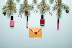 Compõe o grupo de produto com a decoração do Natal e craft o envelope na configuração azul do plano do fundo imagens de stock royalty free Compõe o grupo de produto com a decoração do Natal e craft o envelope na configuração azul do plano do fundo imagens de stock royalty free