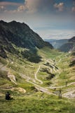 Comtemplación de la vista panorámica del camino famoso de Transfagarasan Fotos de archivo libres de regalías Comtemplación de la vista panorámica del camino famoso de Transfagarasan Fotos de archivo libres de regalías