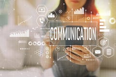 Comunicación con la mujer que usa un smartphone fotografía de archivo Comunicación con la mujer que usa un smartphone fotografía de archivo
