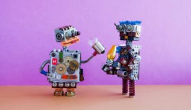 Comunicazione dei robot, concetto di intelligenza artificiale Due caratteri robot con le lampadine Giocattoli creativi di progett immagini stock Comunicazione dei robot, concetto di intelligenza artificiale Due caratteri robot con le lampadine Giocattoli creativi di progett immagini stock