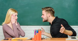 Comunicazione fra i compagni del gruppo Amicizia e relazioni Soluzione di compromesso Relazioni dell'istituto universitario Relaz fotografia stock libera da diritti Comunicazione fra i compagni del gruppo Amicizia e relazioni Soluzione di compromesso Relazioni dell'istituto universitario Relaz fotografia stock libera da diritti