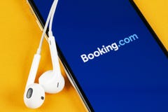 ?? com在苹果计算机iPhone x屏幕特写镜头的应用象 ??app? ?? com 社会媒介应用程序 ?? 免版税库存照片 ?? com在苹果计算机iPhone x屏幕特写镜头的应用象 ??app? ?? com 社会媒介应用程序 ?? 免版税库存照片