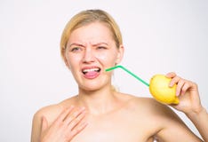 Conceito ?cido do gosto Receita da limonada sem suplementos Gosto real da sensa??o Estilo de vida saud?vel e nutri??o org?nica imagens de stock Conceito ?cido do gosto Receita da limonada sem suplementos Gosto real da sensa??o Estilo de vida saud?vel e nutri??o org?nica imagens de stock