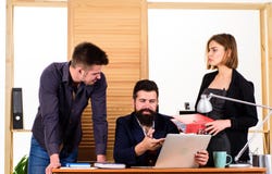 Conceito coletivo do escrit?rio Os colegas de trabalho comunicam-se resolvendo tarefas do neg?cio Trabalho junto Processo de trab imagem de stock royalty free Conceito coletivo do escrit?rio Os colegas de trabalho comunicam-se resolvendo tarefas do neg?cio Trabalho junto Processo de trab imagem de stock royalty free