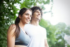 Conceito da aptid?o, do esporte, da amizade e do estilo de vida - par de sorriso que exercita fora fotografia de stock royalty free Conceito da aptid?o, do esporte, da amizade e do estilo de vida - par de sorriso que exercita fora fotografia de stock royalty free