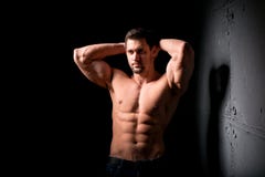 Conceito da aptidão Torso muscular e 'sexy' do homem novo que tem o pão masculino perfeito do Abs, do bíceps e da caixa com corpo imagens de stock Conceito da aptidão Torso muscular e 'sexy' do homem novo que tem o pão masculino perfeito do Abs, do bíceps e da caixa com corpo imagens de stock