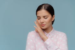 Conceito da beleza O modelo fêmea atrativo com pele macia, composição, mordente dos toques, fechou os olhos, vestidos elegantemen fotos de stock Conceito da beleza O modelo fêmea atrativo com pele macia, composição, mordente dos toques, fechou os olhos, vestidos elegantemen fotos de stock