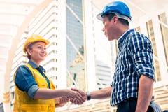 Conceito da construção e do coordenador Trabalhador da construção no uniforme protetor que agita as mãos que encontram-se para o fotografia de stock royalty free Conceito da construção e do coordenador Trabalhador da construção no uniforme protetor que agita as mãos que encontram-se para o fotografia de stock royalty free