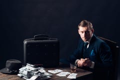 conceito da empresa de pequeno porte Homem no terno mafia Fazendo o dinheiro Trabalho do homem de negócios no escritório do conta imagens de stock royalty free conceito da empresa de pequeno porte Homem no terno mafia Fazendo o dinheiro Trabalho do homem de negócios no escritório do conta imagens de stock royalty free