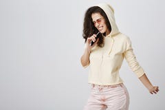 Conceito da música e do estilo de vida Menina urbana bonita alegre com o cabelo encaracolado que veste o equipamento na moda e o imagem de stock royalty free Conceito da música e do estilo de vida Menina urbana bonita alegre com o cabelo encaracolado que veste o equipamento na moda e o imagem de stock royalty free