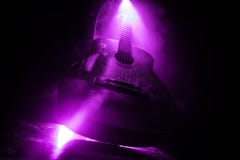 Conceito da música Guitarra acústica isolada em um fundo escuro sob o feixe de luz com fumo com espaço da cópia Cordas da guitarr fotos de stock Conceito da música Guitarra acústica isolada em um fundo escuro sob o feixe de luz com fumo com espaço da cópia Cordas da guitarr fotos de stock