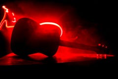 Conceito da música Guitarra acústica isolada em um fundo escuro sob o feixe de luz com fumo com espaço da cópia Cordas da guitarr imagem de stock Conceito da música Guitarra acústica isolada em um fundo escuro sob o feixe de luz com fumo com espaço da cópia Cordas da guitarr imagem de stock