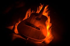 Conceito da música Guitarra acústica isolada em um fundo escuro sob o feixe de luz com fumo com espaço da cópia Cordas da guitarr fotos de stock Conceito da música Guitarra acústica isolada em um fundo escuro sob o feixe de luz com fumo com espaço da cópia Cordas da guitarr fotos de stock