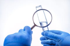 Conceito da verifica??o da qualidade de ?gua Pesquisa sobre o ?ndice de componentes perigosos e de elementos qu?micos foto de stock Conceito da verifica??o da qualidade de ?gua Pesquisa sobre o ?ndice de componentes perigosos e de elementos qu?micos foto de stock