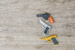 Conceito da violência - brinque armas no banco de madeira fotografia de stock Conceito da violência - brinque armas no banco de madeira fotografia de stock