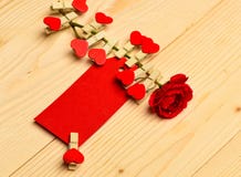 Conceito das felicitações e dos desejos Floresça com etiqueta ou o cartão vazio no fundo de madeira claro Flor de Rosa com minúsc Fotografia de Stock Conceito das felicitações e dos desejos Floresça com etiqueta ou o cartão vazio no fundo de madeira claro Flor de Rosa com minúsc Fotografia de Stock