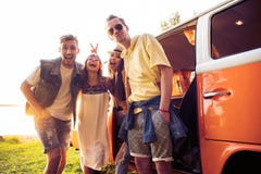 Conceito das férias de verão, da viagem por estrada, das férias, do curso e dos povos - amigos novos de sorriso da hippie que têm fotos de stock royalty free Conceito das férias de verão, da viagem por estrada, das férias, do curso e dos povos - amigos novos de sorriso da hippie que têm fotos de stock royalty free