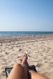 Conceito das férias, pedicure azul do pé bonito das mulheres perto do lan do mar fotos de stock royalty free Conceito das férias, pedicure azul do pé bonito das mulheres perto do lan do mar fotos de stock royalty free