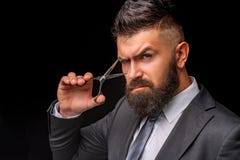 Conceito das tesouras Homem farpado, moderno farpado Barba à moda do homem Tesouras do barbeiro Barbeiro do vintage, barbeando lo fotografia de stock royalty free Conceito das tesouras Homem farpado, moderno farpado Barba à moda do homem Tesouras do barbeiro Barbeiro do vintage, barbeando lo fotografia de stock royalty free
